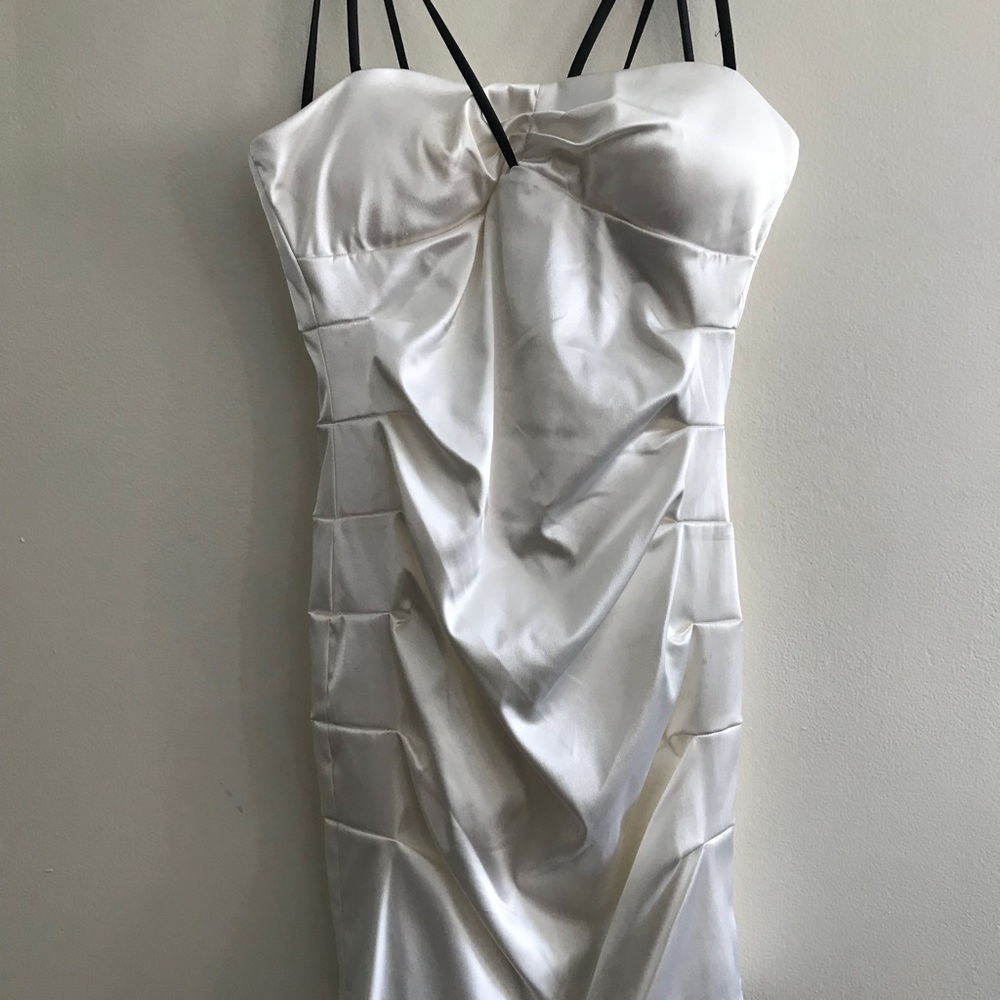 Dresses - Picture 3 of 8
